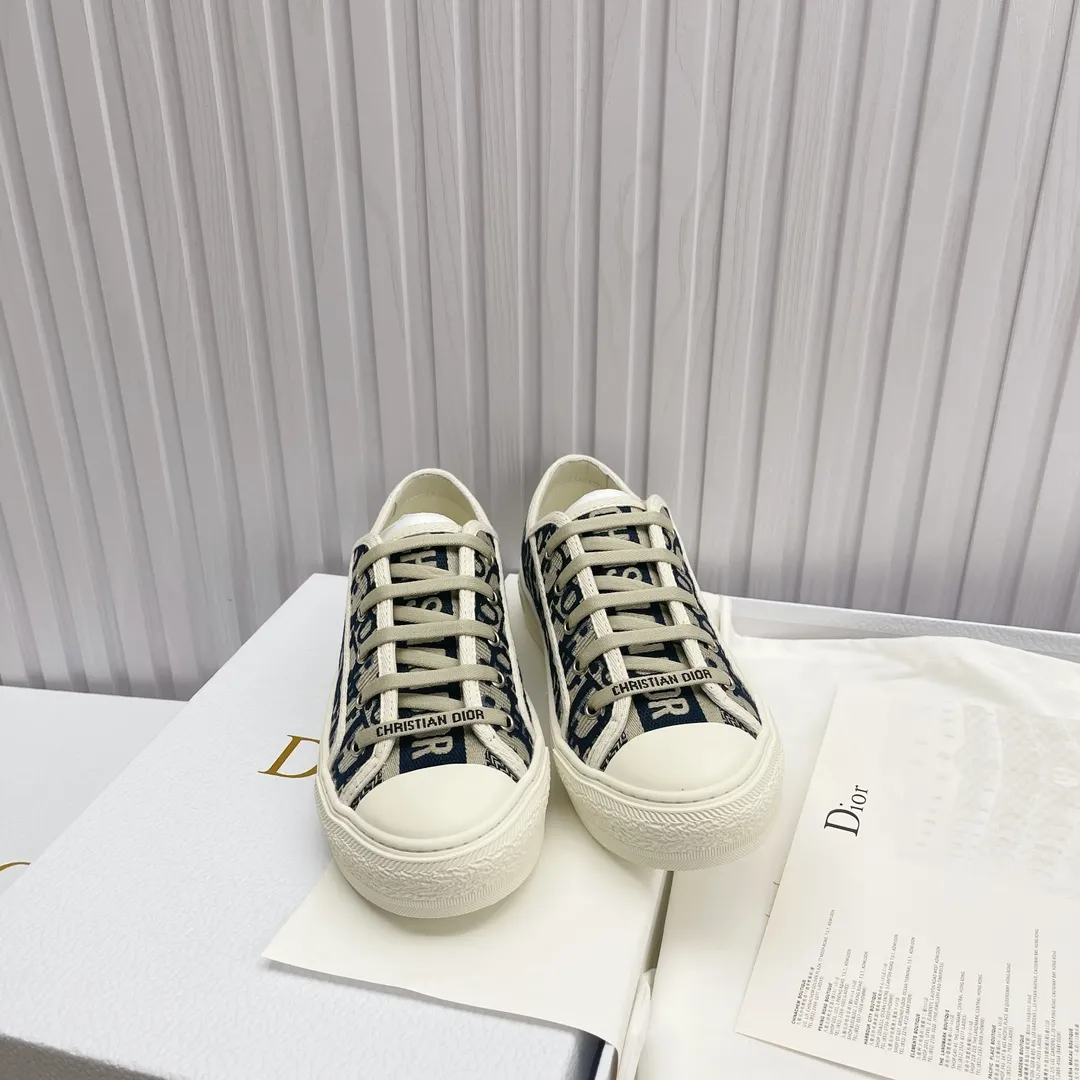👟👟Ex-factory price 520👟👟 High version in stock, Dior (Dior) flat sneakers are fully embroidered with iconic patterns, ready in stock High quality Dior (Dior) flat sneakers are fully embroidered with iconic patterns👟👟 ♦️Top quality in the market🎗Breaking hot item in foreign counters🎗Non-common imitation version in the market🎗🔳The fabric is made of Italian🇮🇹imported fabrics❗️Embroidered upper, original mold injection Logo frosted five-pointed star outsole🔳Inside imported lambskin+high elasticity Injection molding mold Logo foam feet Size number: 35 to 42 (42 customized)